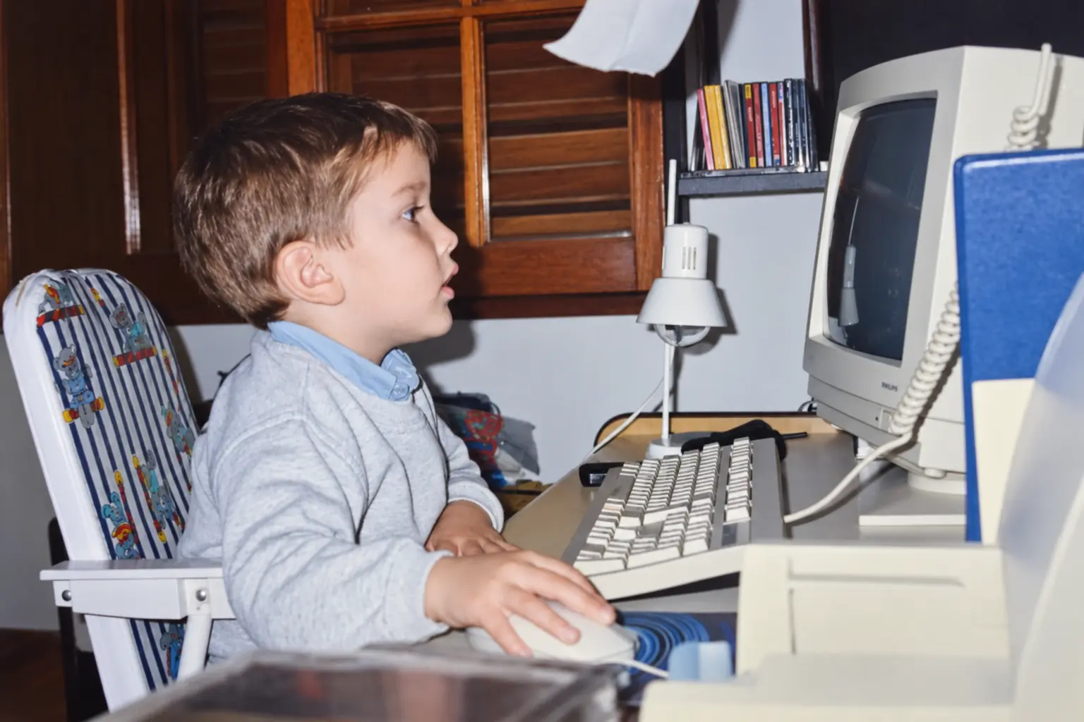 Juan Cruz as a kid, using the mouse at a Philips computer.